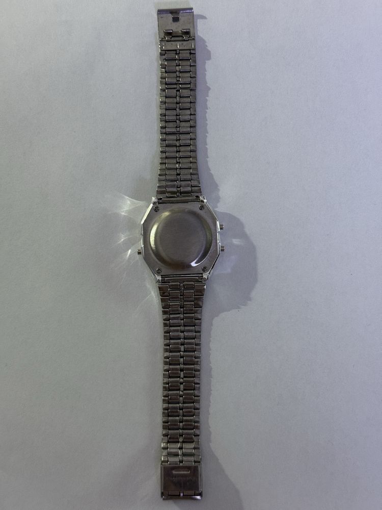 Srebrny zegarek, styl Y2K Casio