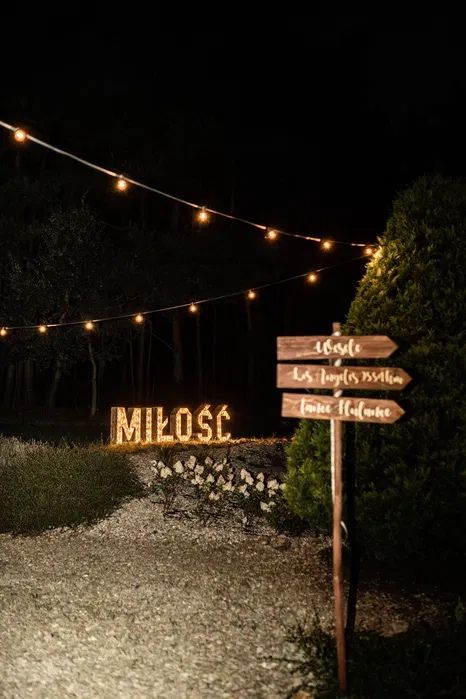 Napis miłość-wynajem dekoracji