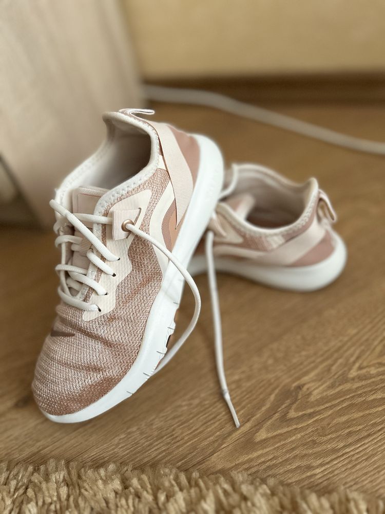 Жіночі кросівки Nike