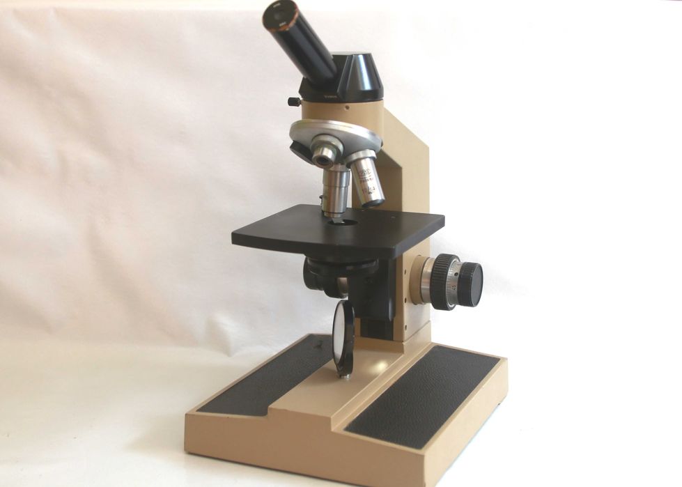 Microscópio PZO Warszawa FOC Escolar com 3 lentes