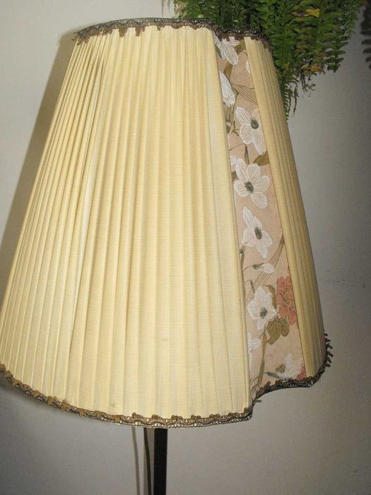 Ładna, mosiężna lampa podłogowa z abażurem