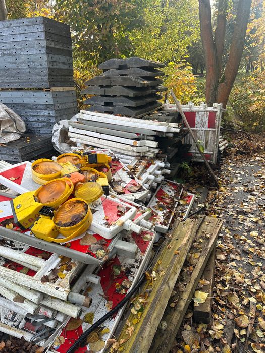 Barierki , płotki, stopy , zabezpieczenie wykopu budowy