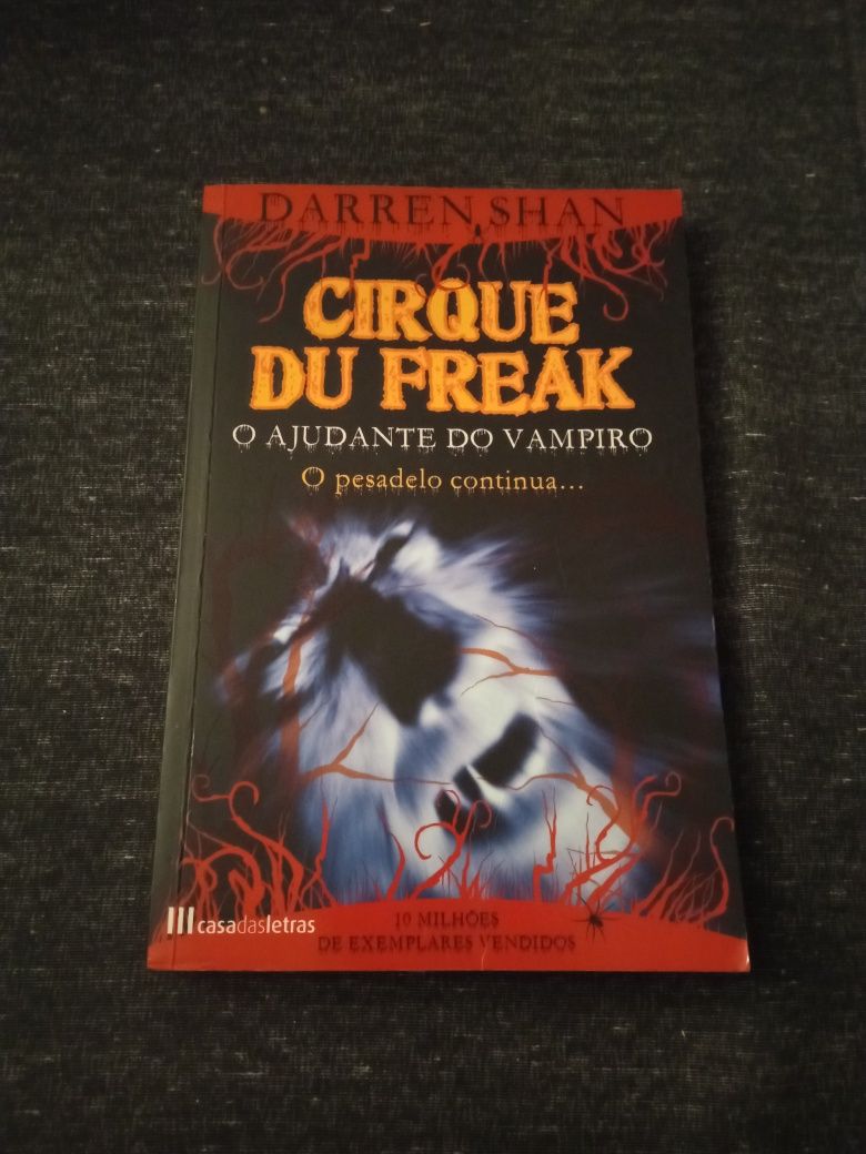 Livro de Terror "Cirque du Freak" Novo