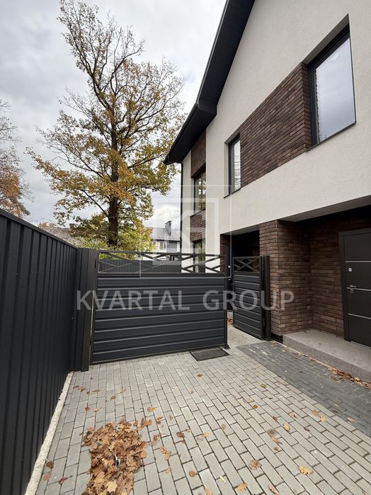 Шикарний таун в центрі, таун хаус під ремонт, кутовий таун