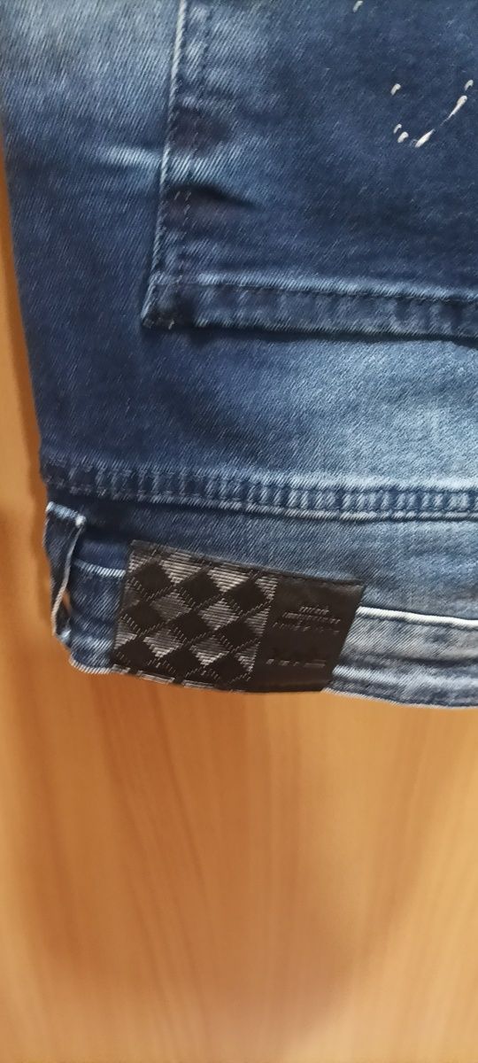 Spodnie laikra dżinsy.