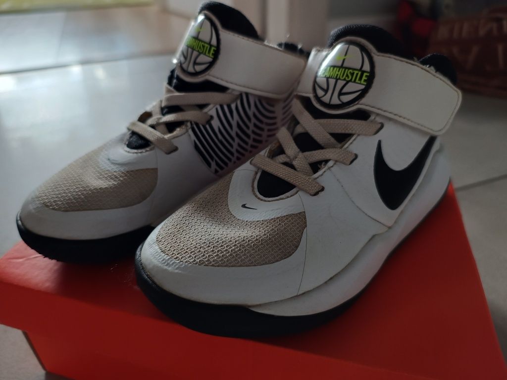 Buty dziecięce Nike Team Hustle rozm. 28,5