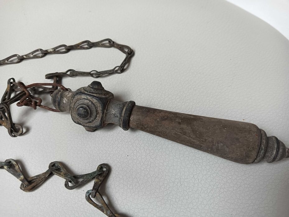 Stara rączka z łańcuszkiem do spłuczki
