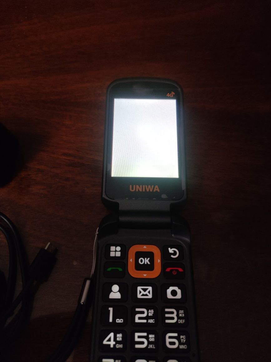 Телефон кнопковий. UnivaV909t