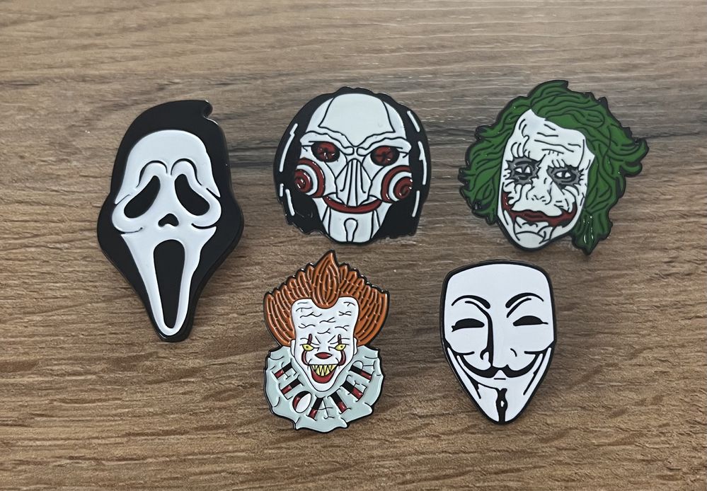 PIN przypinka znaczek Piła Jigsaw Pennywise Straszny film Anonymous