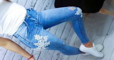 Jeansy rurki z przetarciami haftowane kwiaty cekiny
