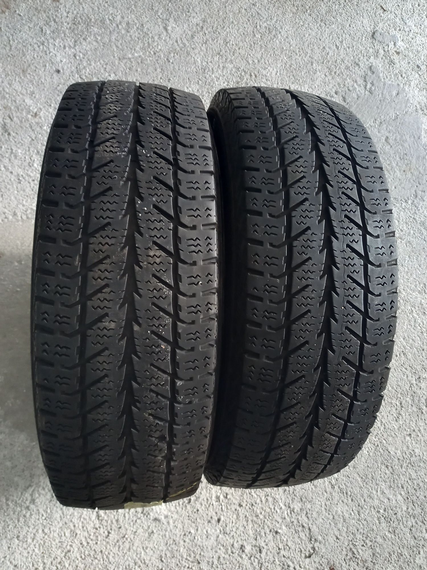 4 Pneus 195/65R16 C Michelin e Uniroyal