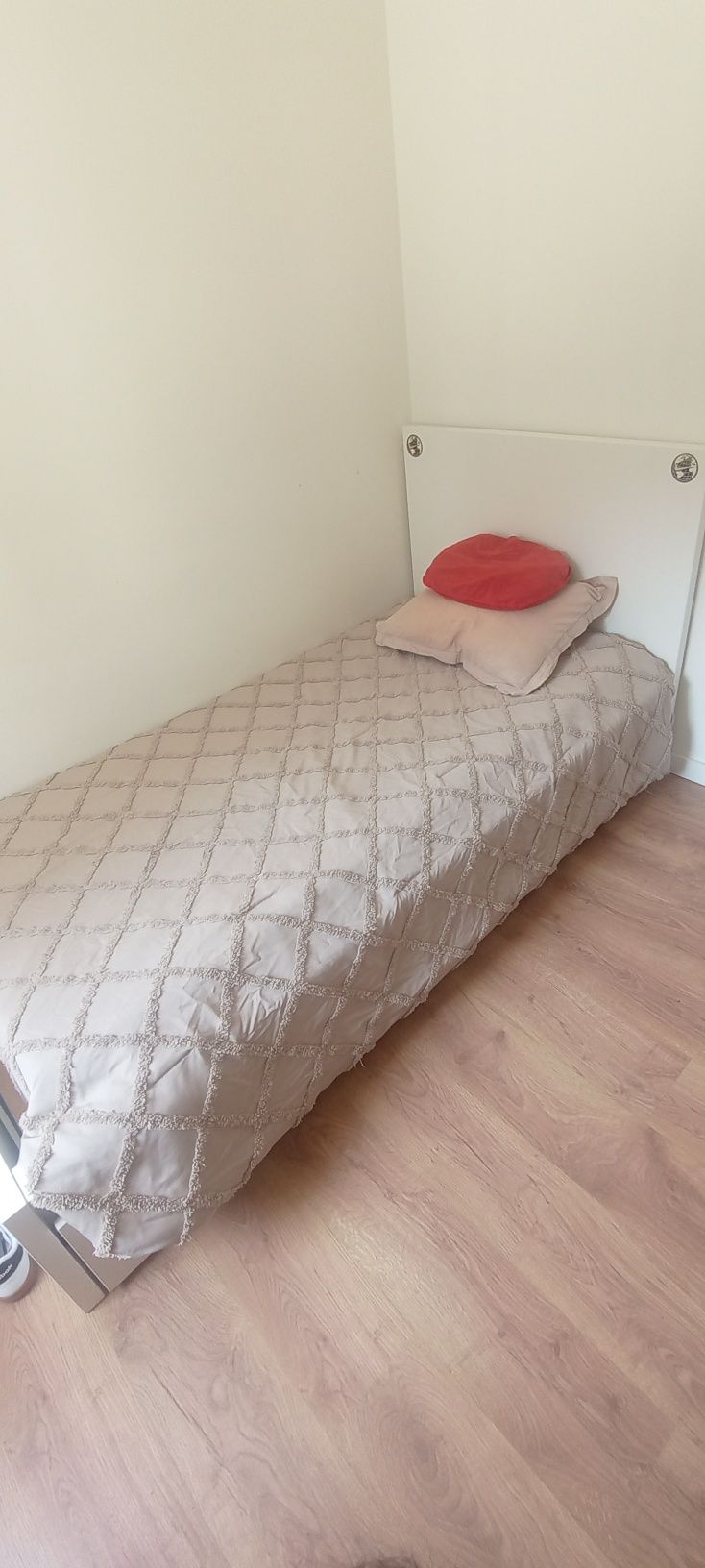 Cama individual com cajoneras
