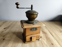 Zabytkowy niemiecki młynek do kawy 

Zabytkowy Młynek Do Kawy sygnowan