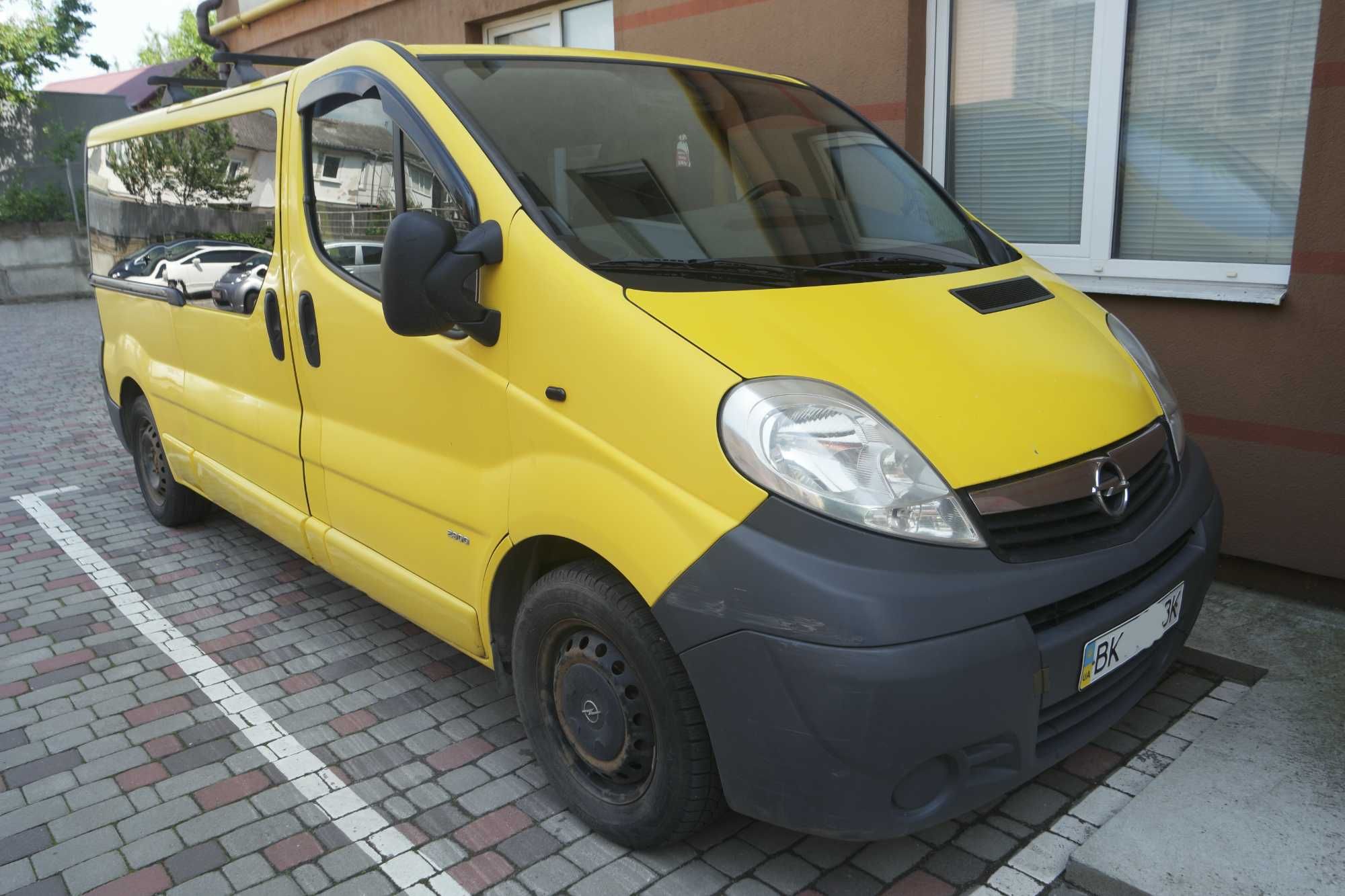 Мінівен Opel Vivaro 2.0 пасажирський 8+1  2007р.