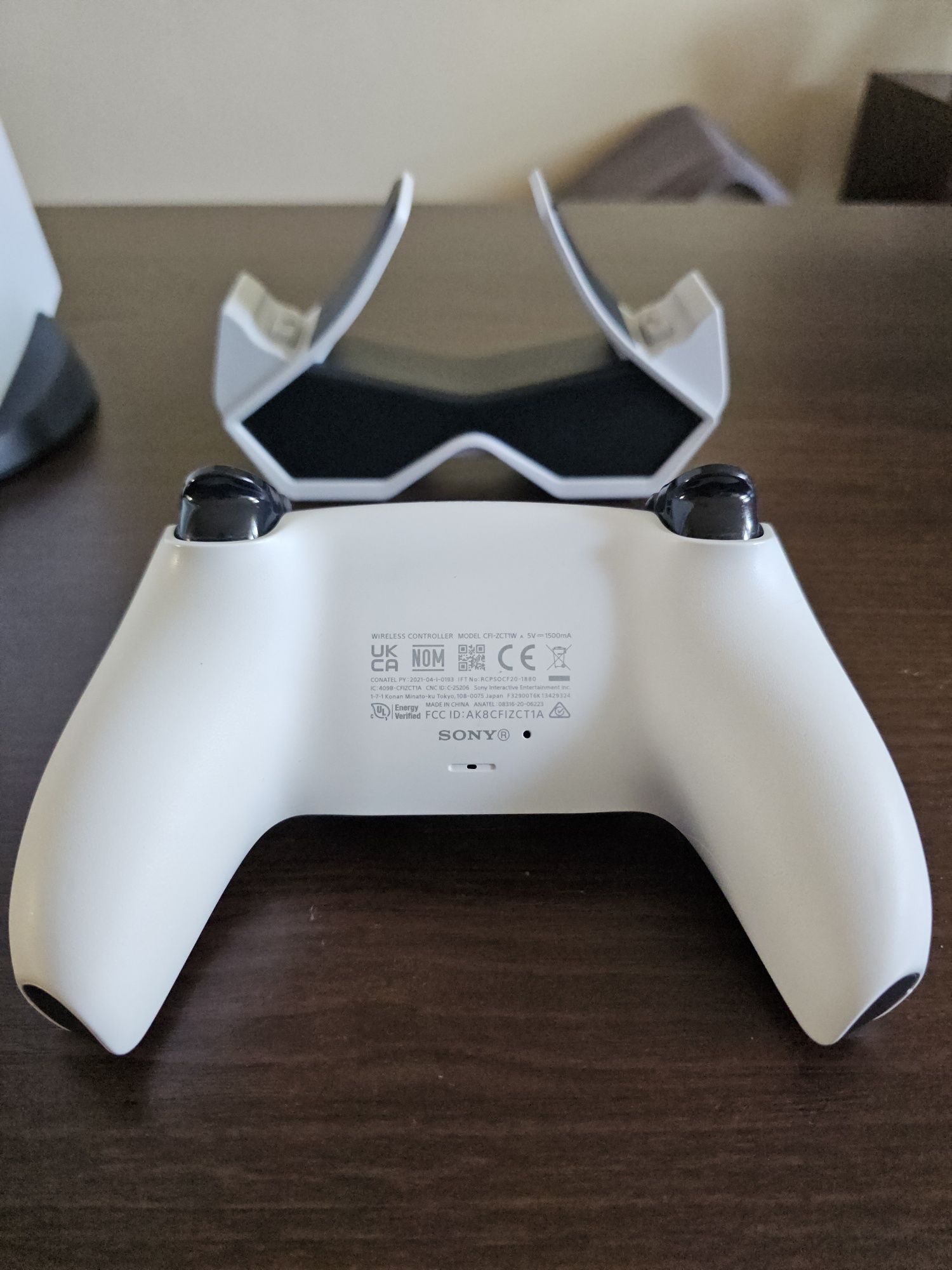 Playstation 5 + dedykowany dysk 1tb + ładowarka na 2 pady + gry