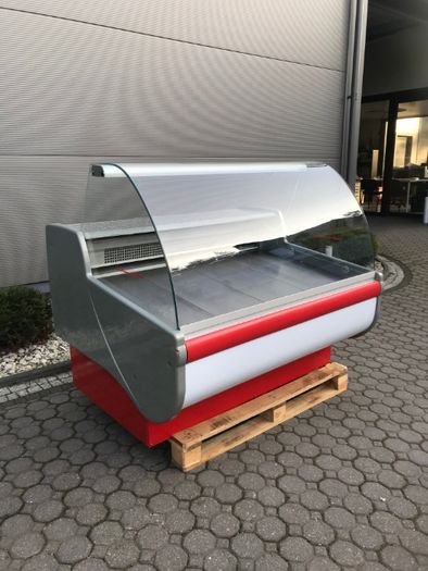 Lada witryna chłodnicza IGLOO dł. 1,4 m. I inne urządzenia.