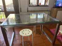 Mesa de jantar  em inox e com vidro temperado