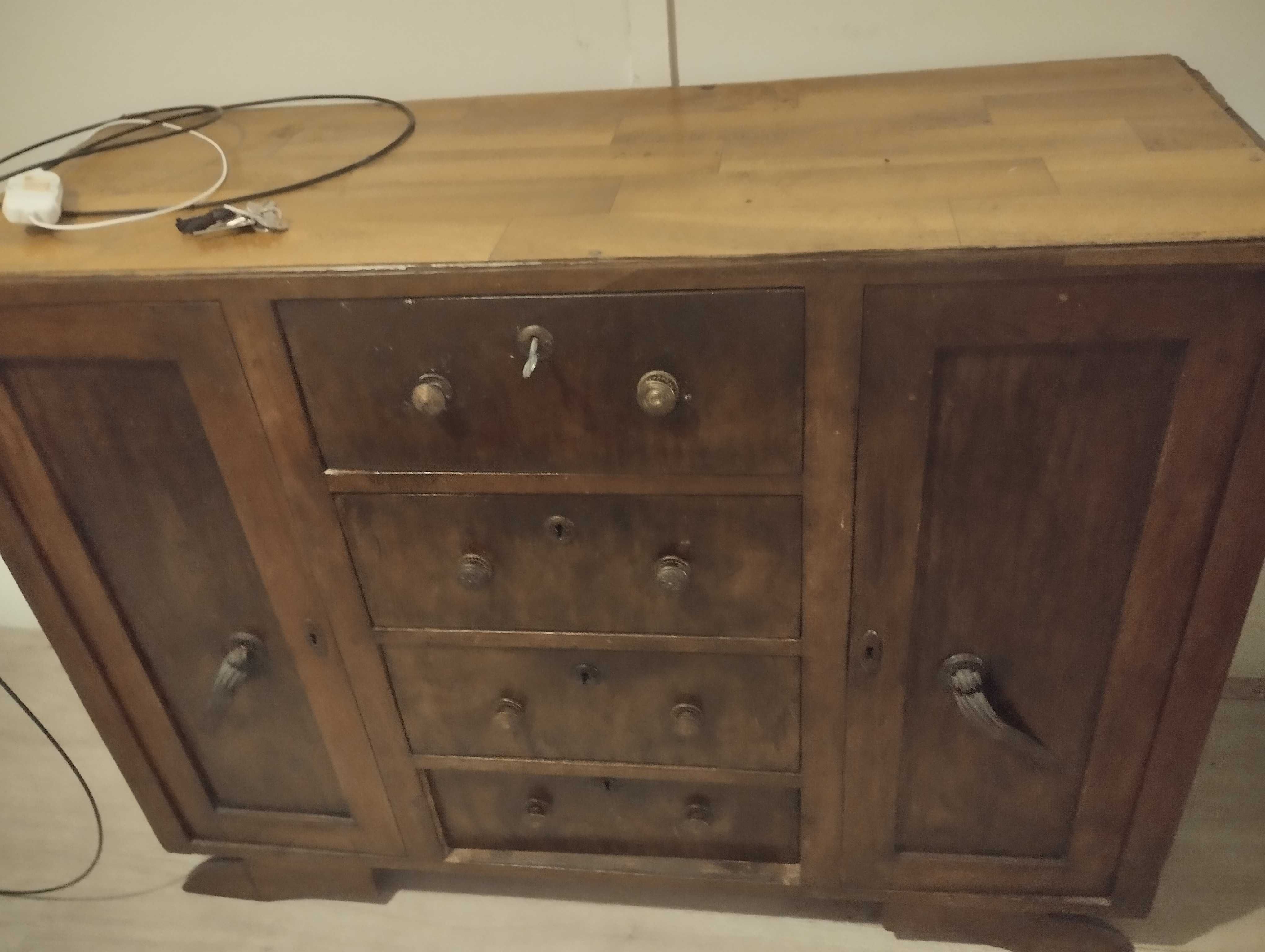 Cómoda com 60 anos, em madeira maciça e com tampo de mármore branco