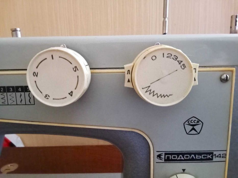 Швейная машинка Подольск 142 ( ножная с тумбой ). Б / У