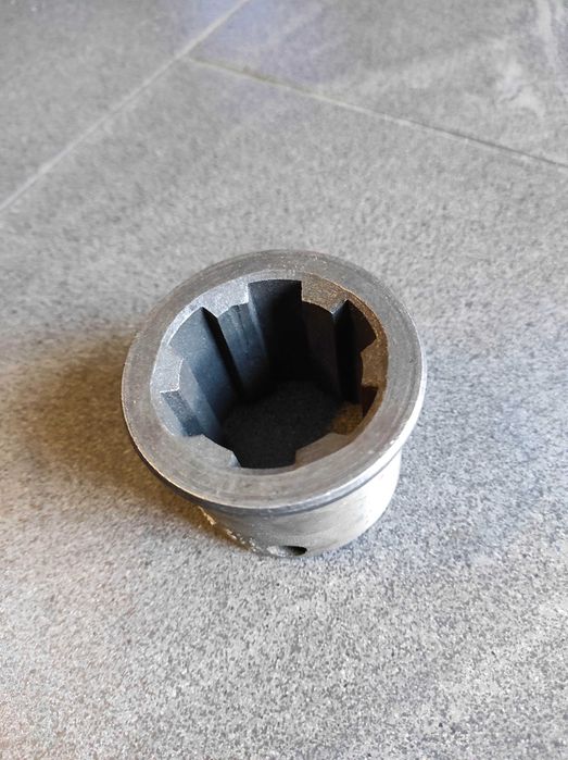 Nowa tuleja zębata wałka grubego skrzyni do ciągnika T-25