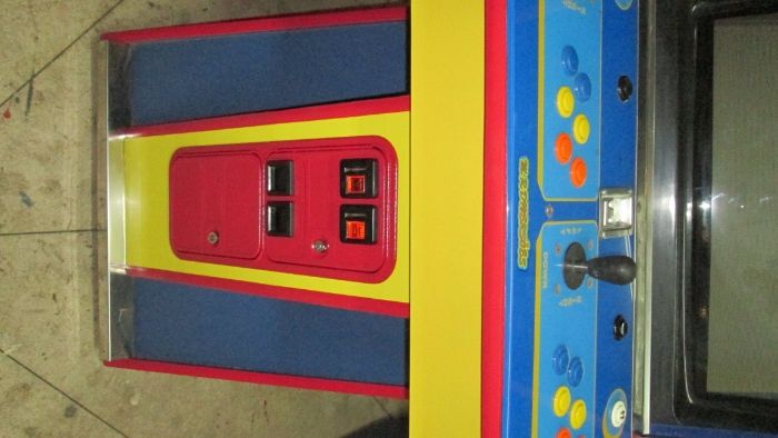 Máquina de jogos frente vermelha e azul com 2800  jogos como nova