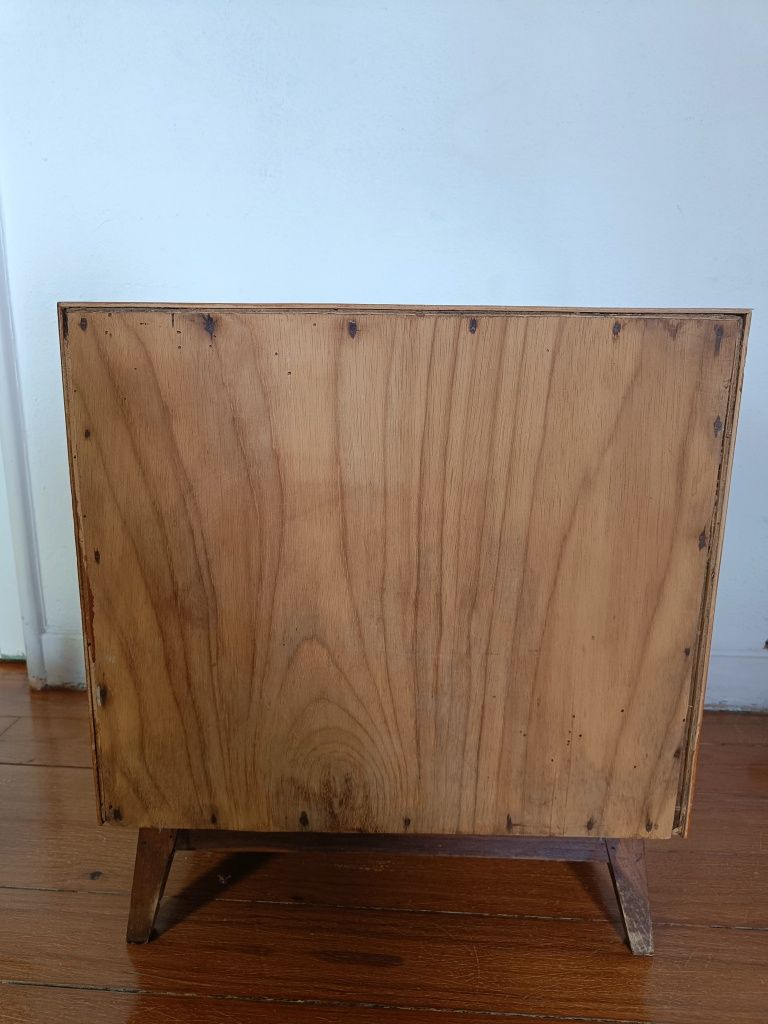 Mesa de cabeceira estilo industrial