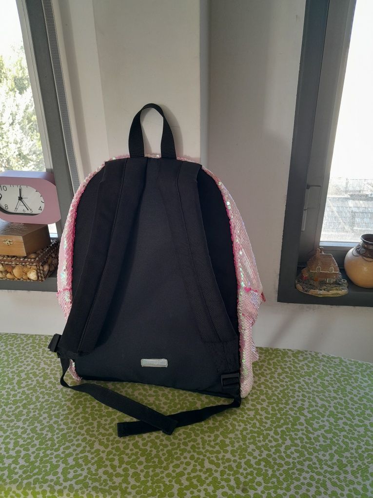 Vendo Mochila de Senhora muito bonita como nova