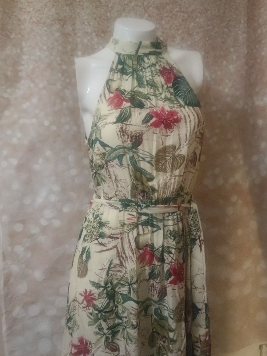 Sukienka z dekoltem halter