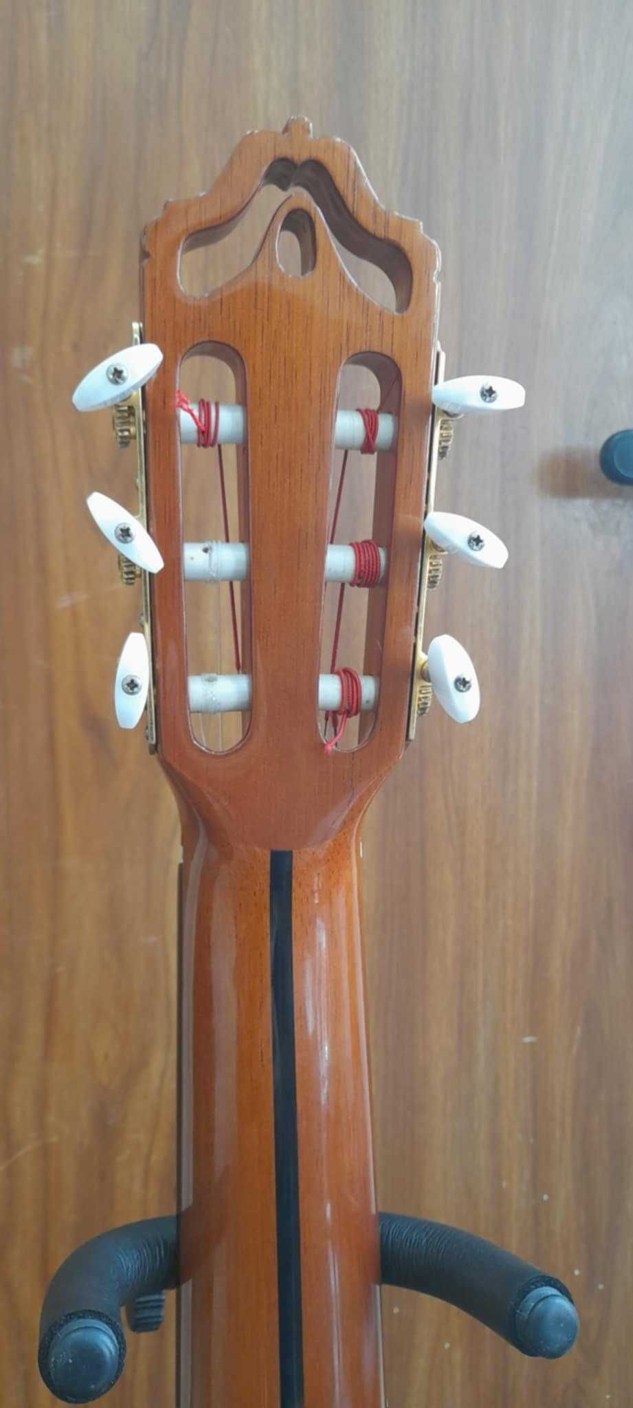 Guitarra clássica de excelente qualidade.