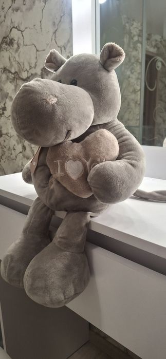 Продаю за копійки.М'яка іграшка. Милий бегемотик.