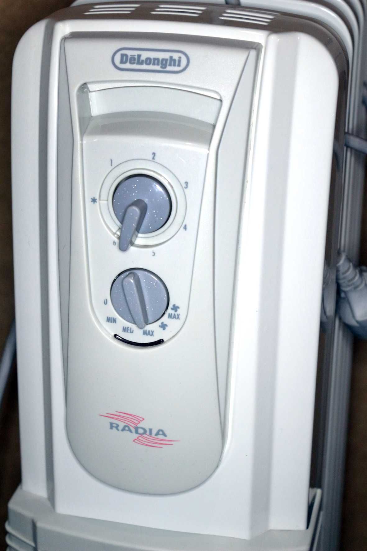 Масляный обогреватель  DeLonghi KR790720V, 2000 Вт