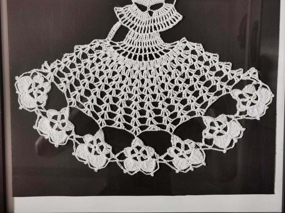 Rękodzieło na szydełku w ramie "Dama z parasolką" ręczna robota