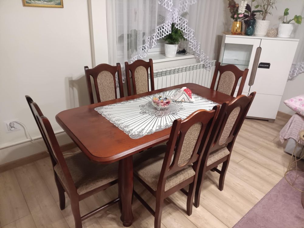 Stół drewniany z krzesłami