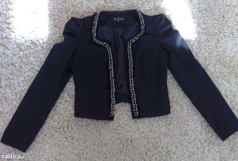 Czarna marynarka żakiet narzuta srebrny łańcuch