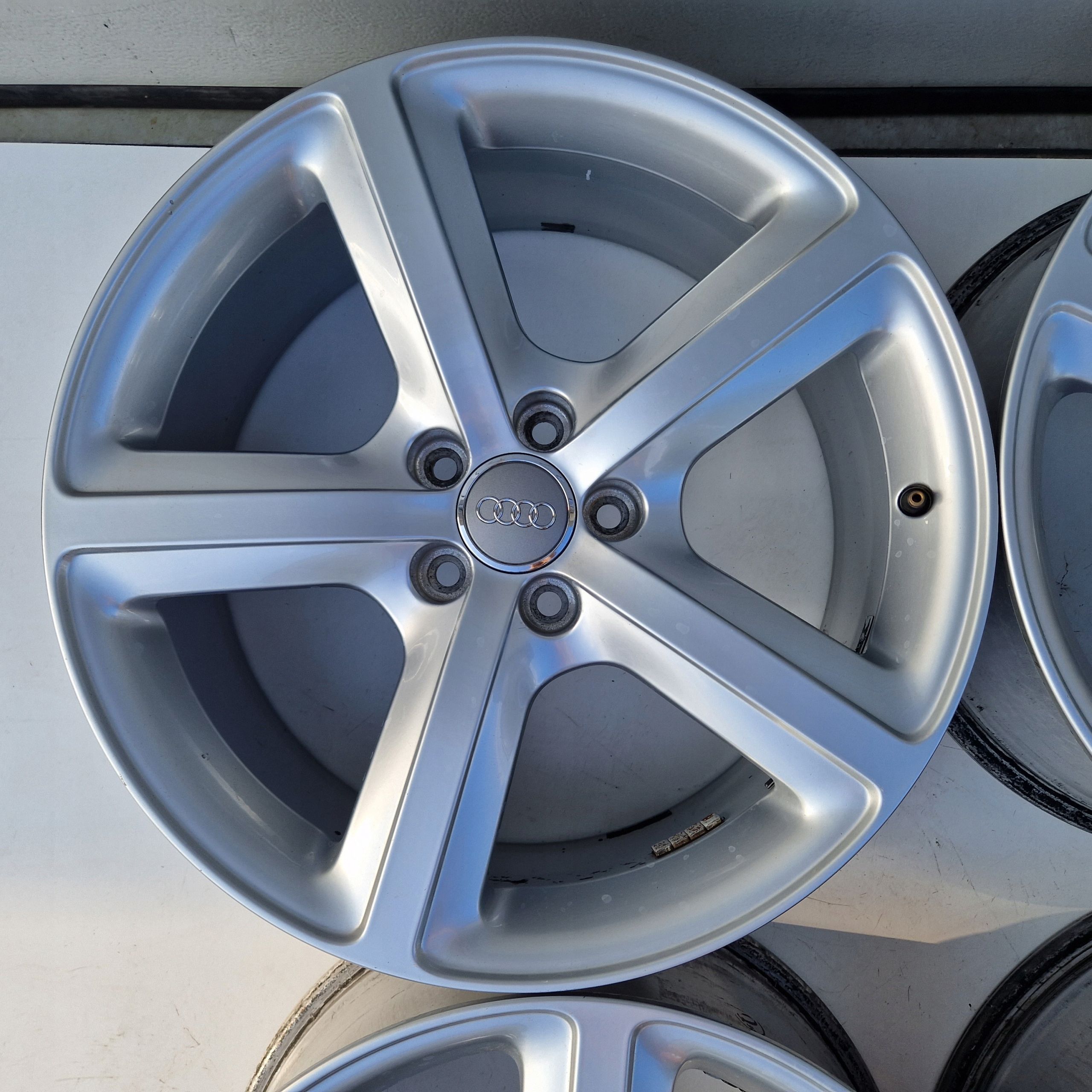Audi Q5 A5 S5 A4 B8 B9 A6 C6 C7 5x112 19'' IS39
