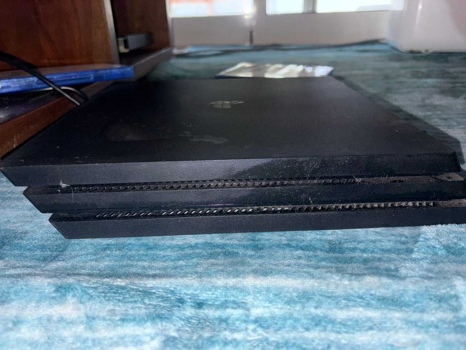 Vende-se PlayStation 4  pro 1 TB 4 jogos e 2 cumandos