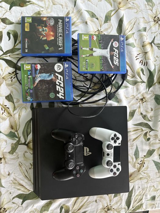 PS4 PRO + 2 pady + 3 gry + podstawka chłodząca