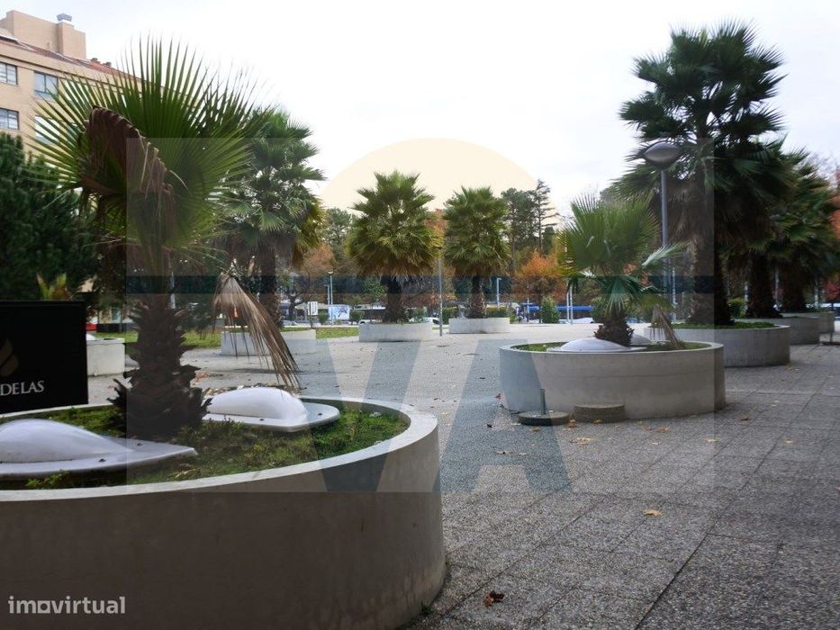 Loja junto ao Hospital S. João para restauração