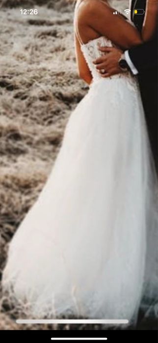 Suknia ślubna z krysztalkowym koronkowym wykończeniem