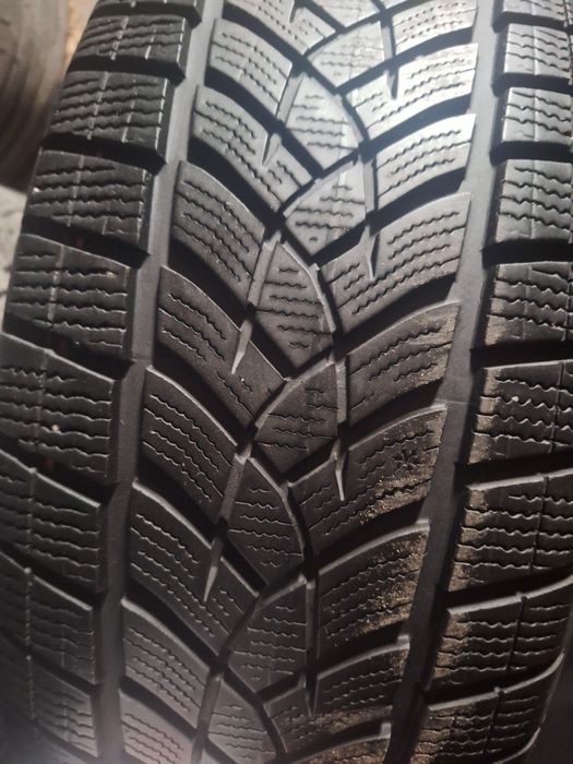 продам шини 235 55 19 GoodYear Gen-1 .в доброму стані 7 Мм протектора