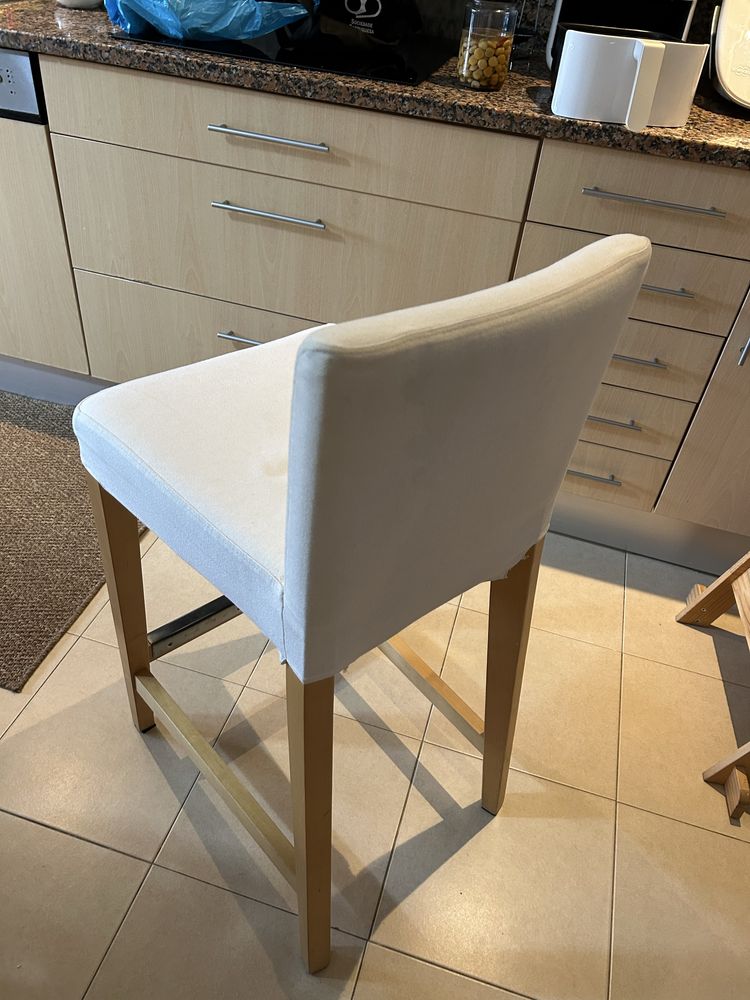 Banco alto se cozinha IKEA BERGMUND