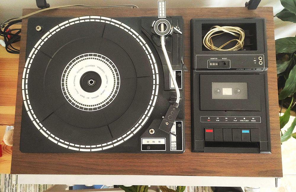 Gira discos com leitor de cassetes