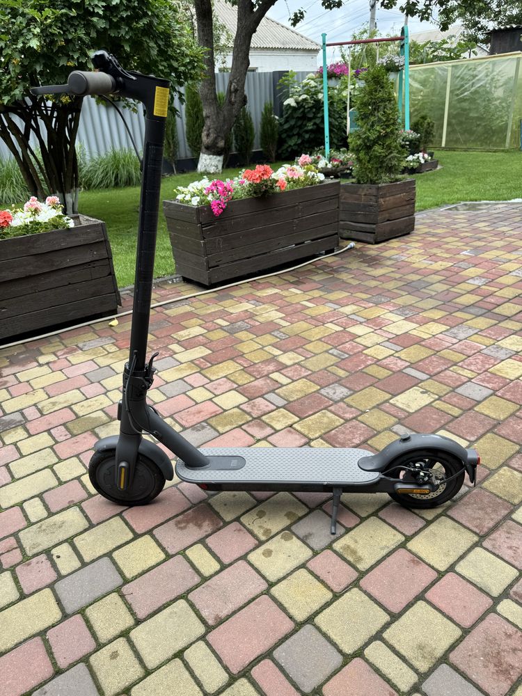 Електросамокат Xiaomi Mi Electric Scooter Essential 2021