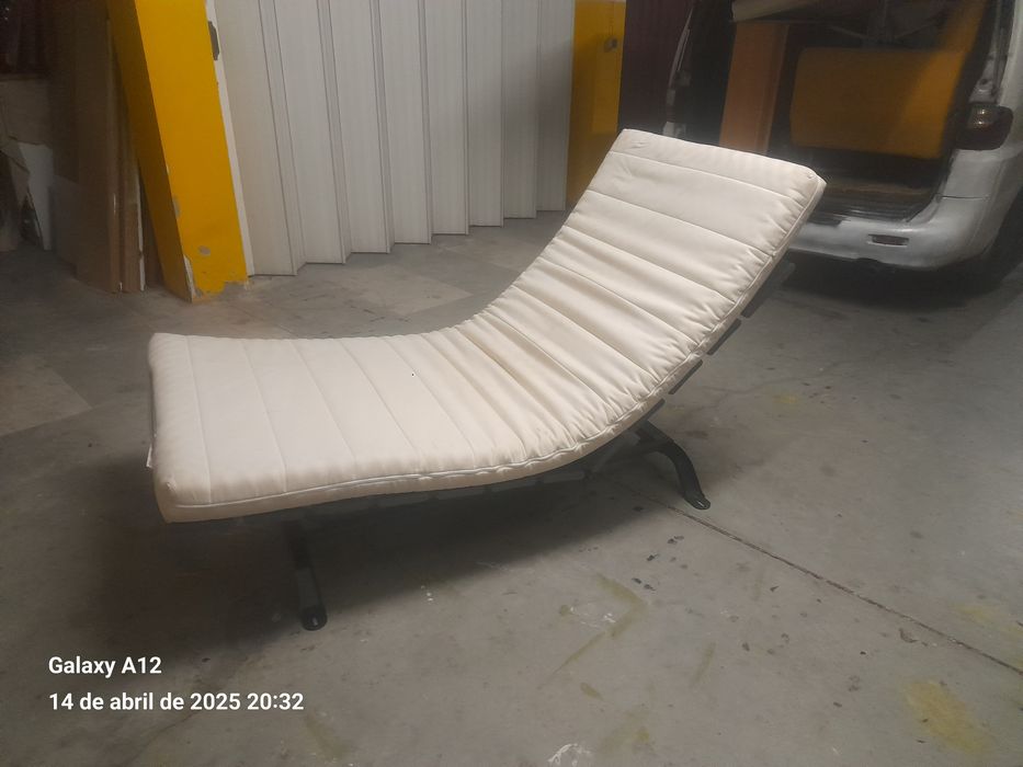 Estrado cama maleável com colchão