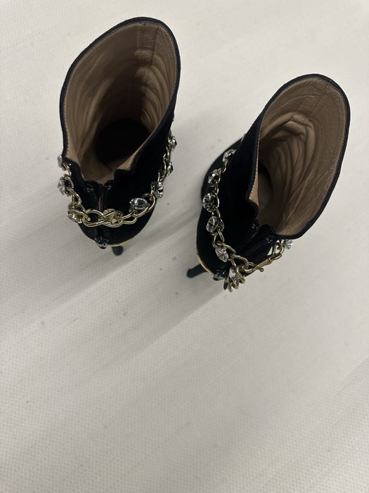 Bota preta em camurça