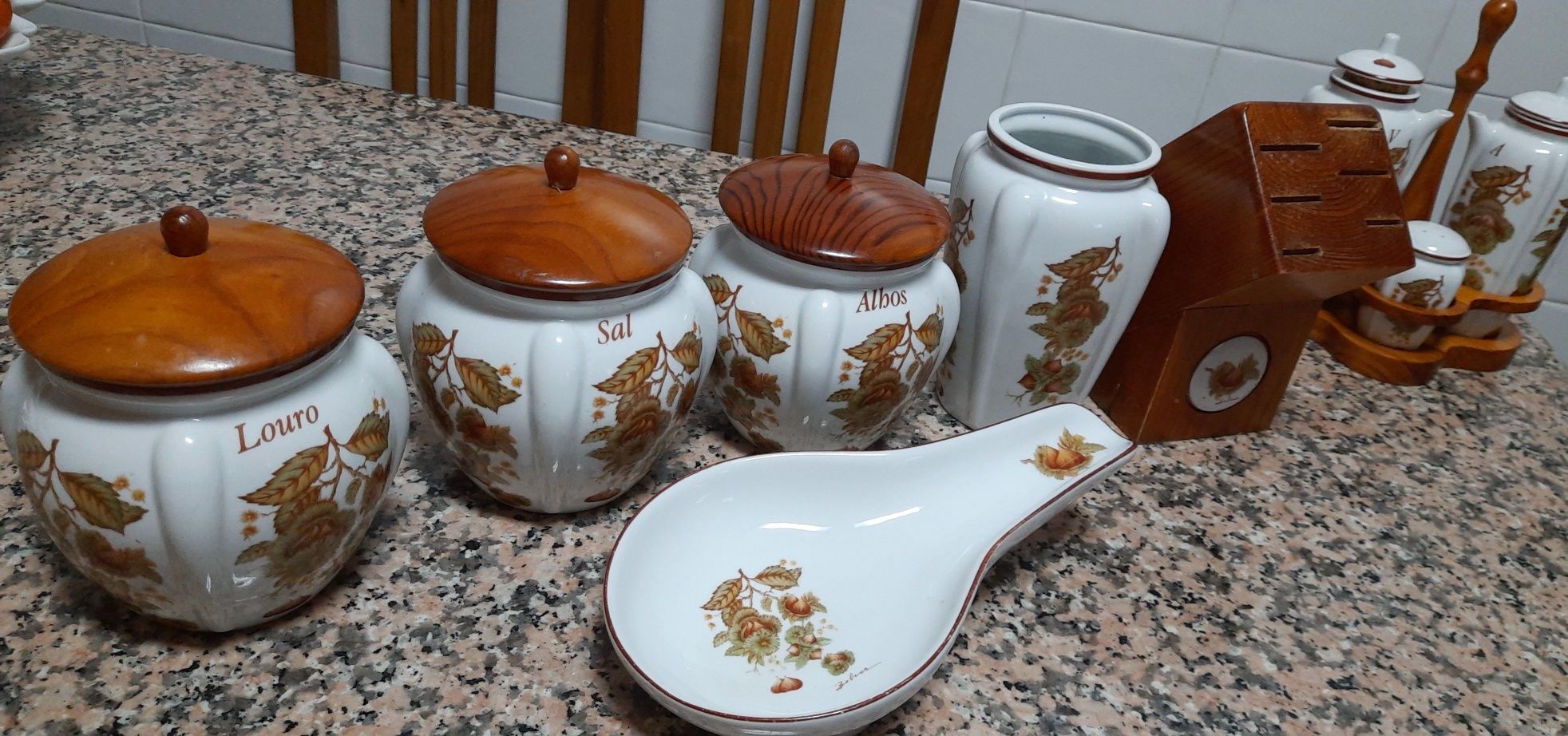 Conjunto de porcelana com várias peças da marca Belever