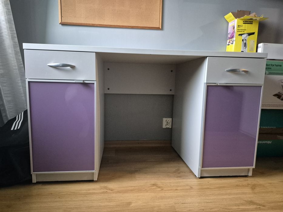 Biurko z szklanymi drzwiczkami