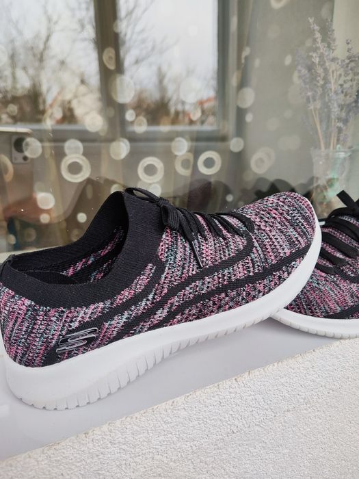 Нові легенькі кросівки