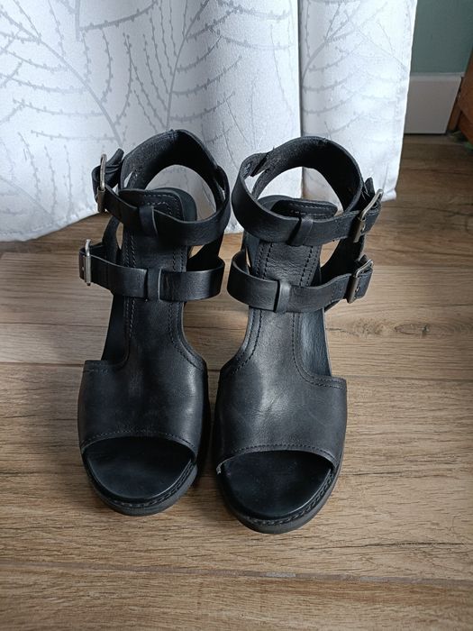 Czarne sandałki na słupku Timberland