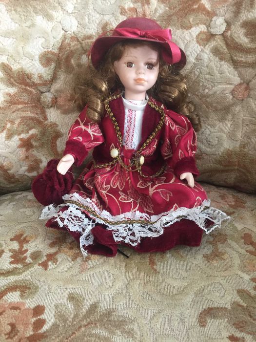 Lalka z pocelany (porcelitu)